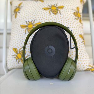Green beats solo3 wireless headphones